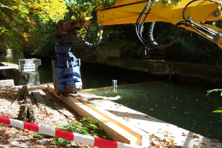 Junge Union erreicht sichereres Schwimmen im Eisbach - Umbaumaßnahmen am Flussbett gestartet Bild: Junge Union erreicht sichereres Schwimmen im Eisbach - Umbaumaßnahmen am Flussbett gestartet