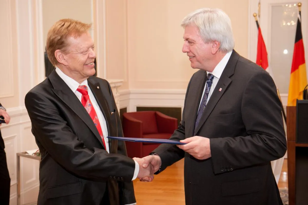Hessens Ministerpräsident Bouffier überreicht Bundesverdienstkreuz an INTERKULTUR-Präsident Günter T