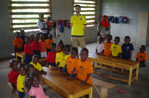 Bild: Bonner Verein ermöglicht Schulbesuche in Uganda