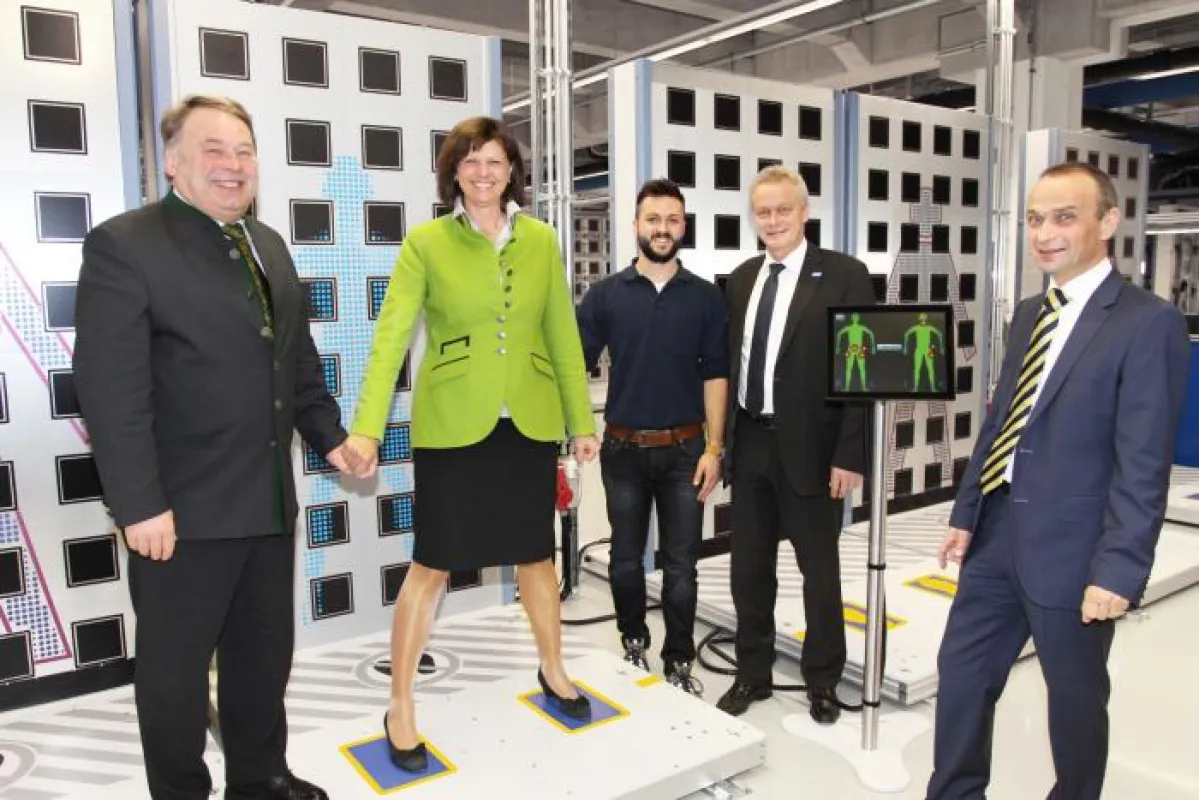 Ilse Aigner testet die Produktneuheit Ganzkörperscanner.