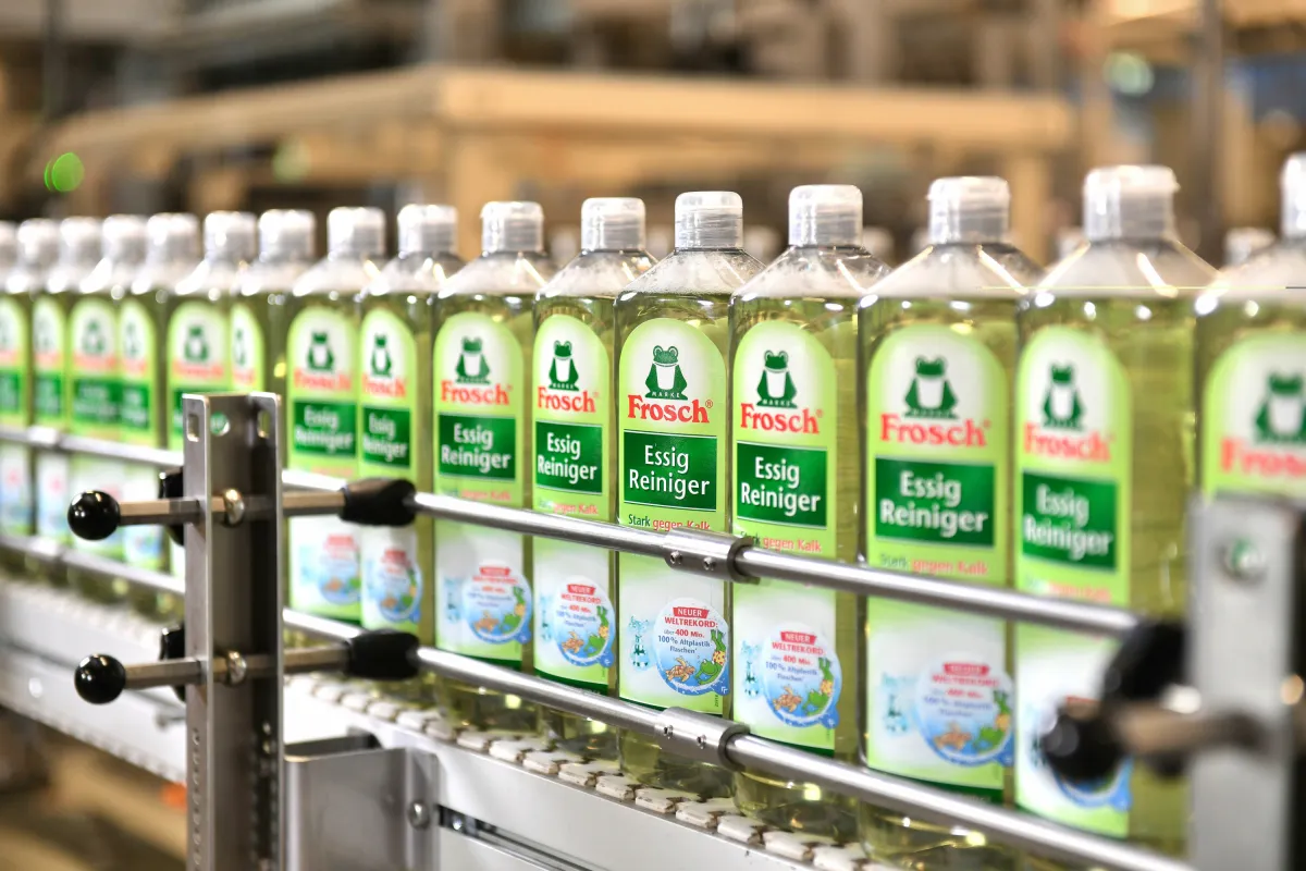 Produktion des Frosch Essigreinigers (© Werner & Mertz )