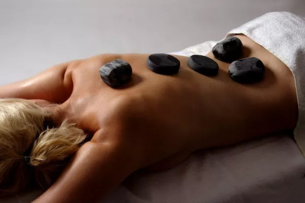 Bild: Grenze und Wellness hautnah. Ein Kontrastprogramm aus Zeitgeschichte und Entspannung am Grünen Band