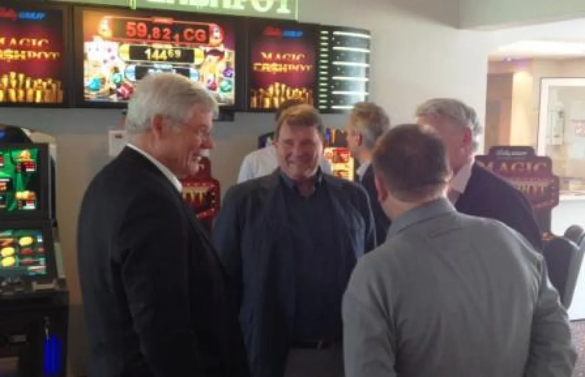 Geschäftsführer Wolfram Seiffert (links) im Kundengespräch