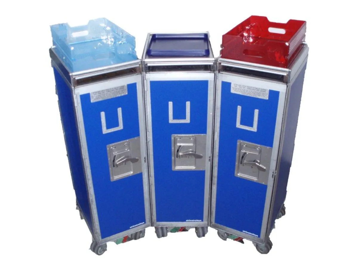 Flugzeugtrolleys in der Farbe Marineblau.