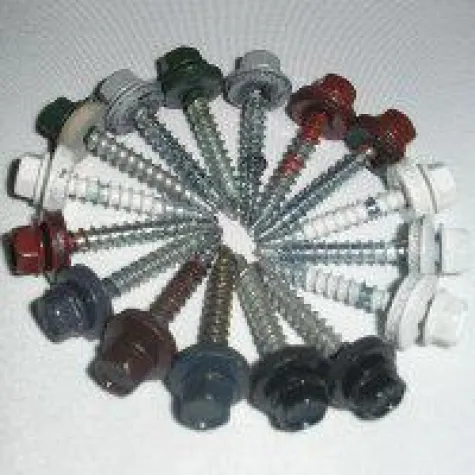 Bild: Bunte Edelstahlschrauben auf dem Trapezblechdach