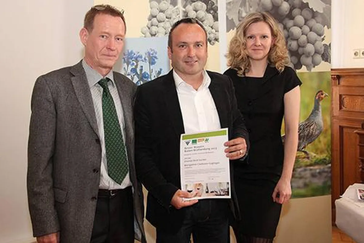 Axel Gerst (Mitte) empfängt die Auszeichnung von Paulin Köpfer und Anne Asser