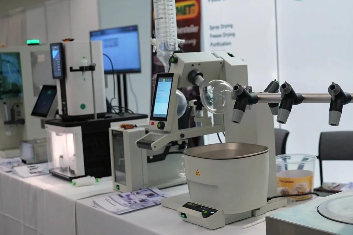 Innovative Laborgeräte auf der Fachmesse für Labortechnik LAB-SUPPLY 2024 in Hamburg (© Eudardo Hernandez, Messe.TV - Deutsche Messefilm & Medien GmbH)