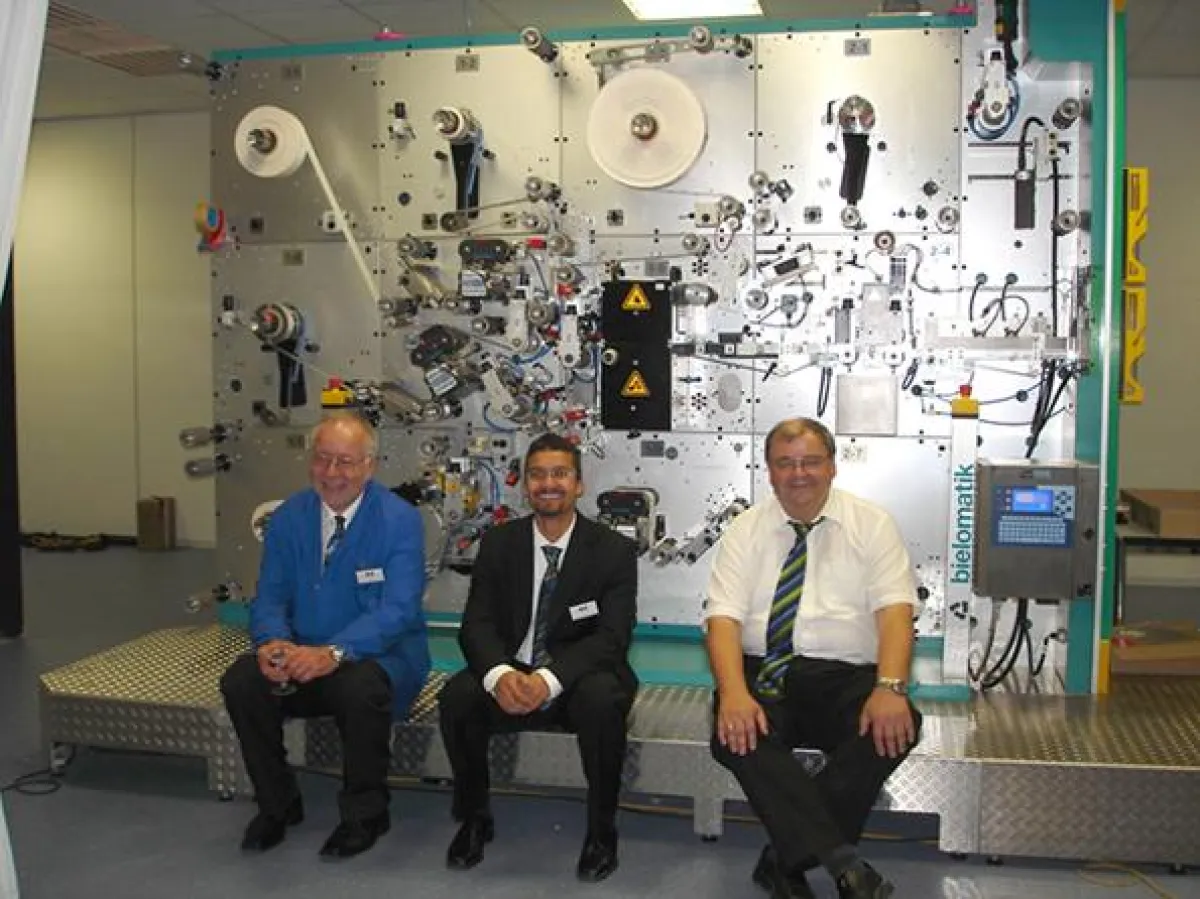 Die Beiden ITG Geschäftsführer Dr. Klaus Nitsche (rechts) und Ramin Hassan (mitte) mit Produktionsleiter Dieter Beck (links)