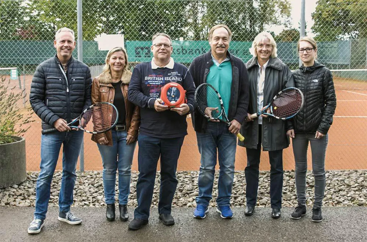 Henry Steinmetz (3. v. l.) mit dem Laien-Defibrillator, umringt von seinen Lebensrettern.