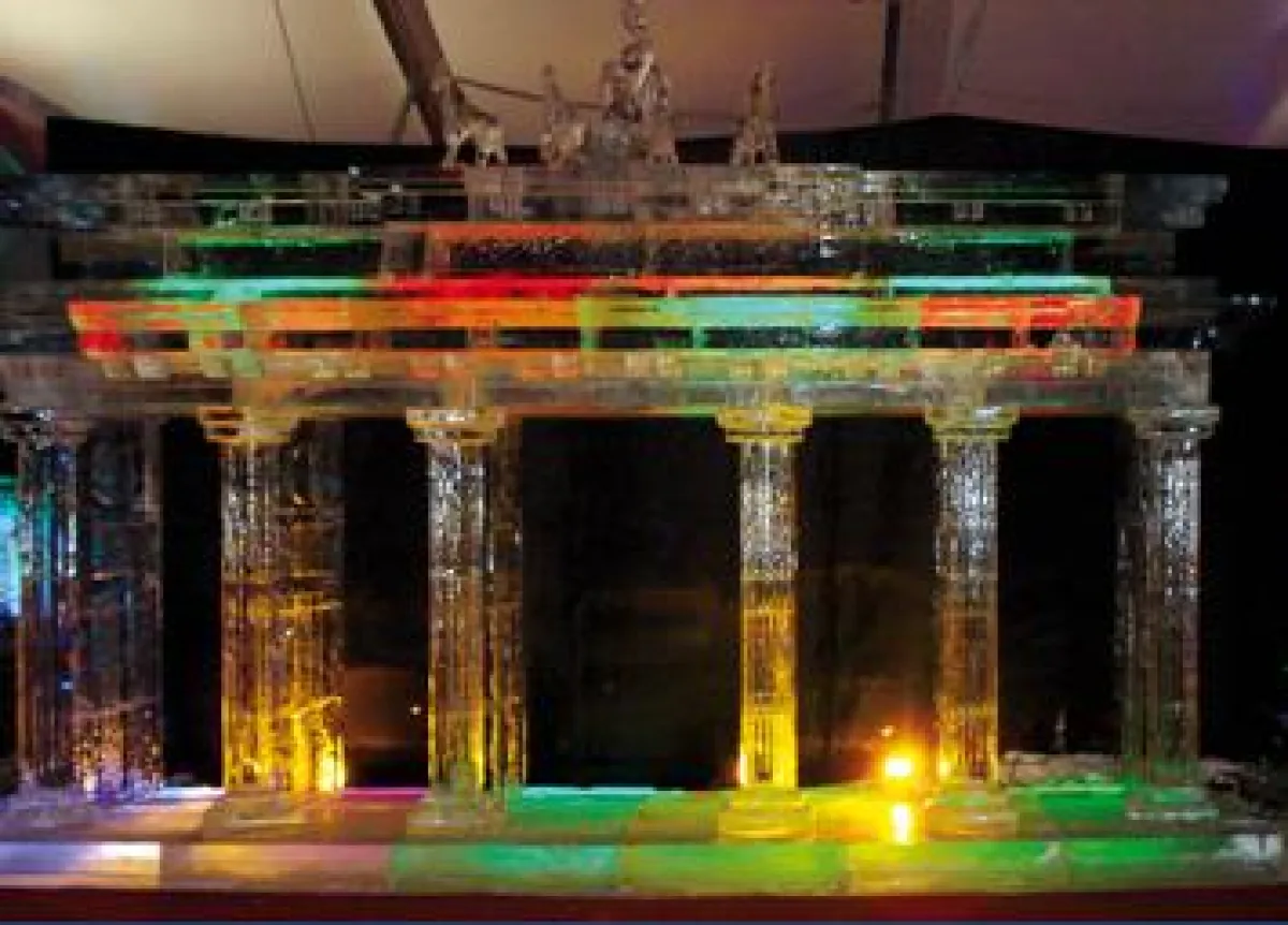 Unter dem Motto „Ice Art“ veranstalten chinesische Künstler in Berlin ein glitzerndes Eiskunstfestival mit verschiedenen Motiven, darunter auch das Brandenburger Tor.