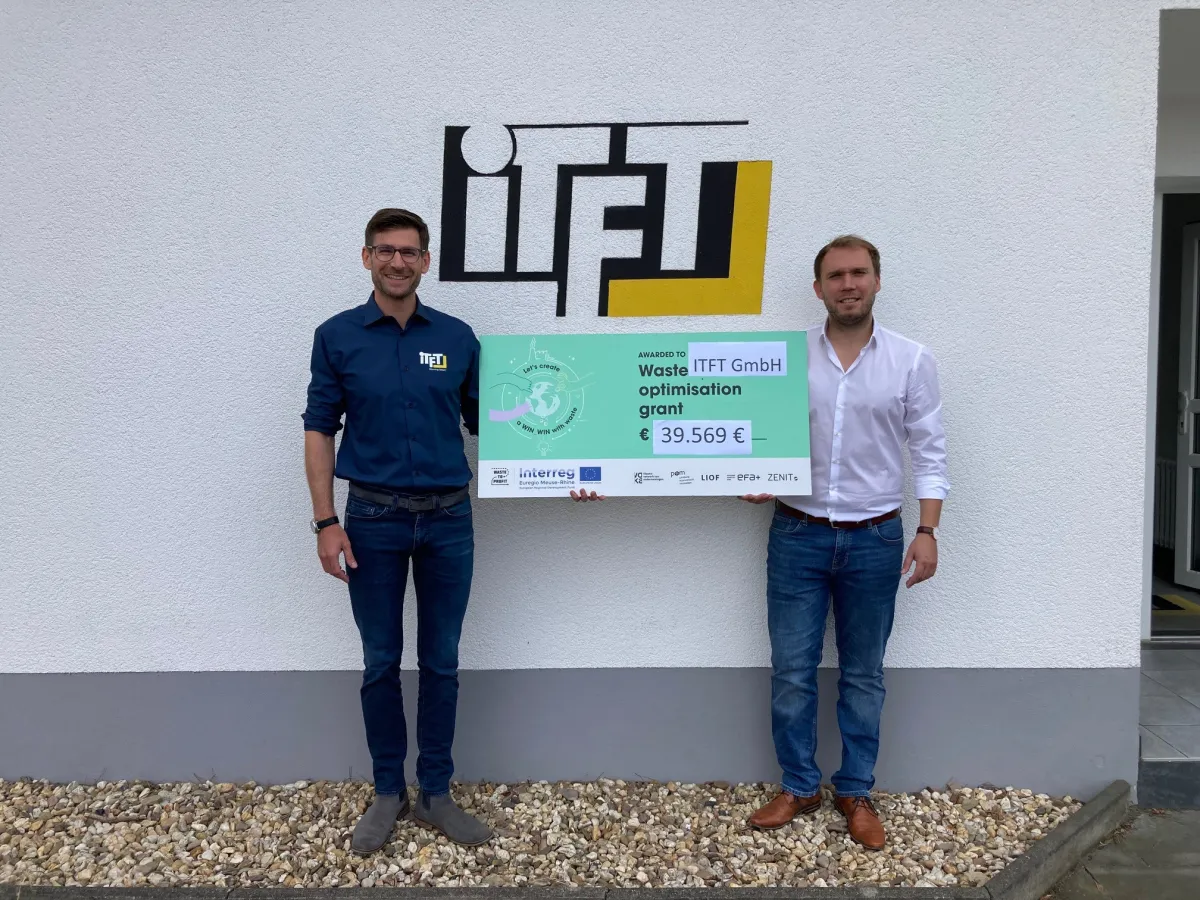 Scheckübergabe, v.l.n.r.: Daniel Pfennig, ITFT GmbH; Maximilian Dietz, all4cad (© all4cad GmbH)