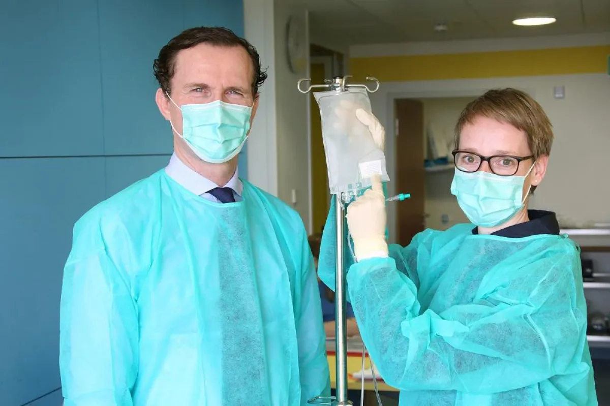 Professor Dr. Wolfgang Herr und PD Dr. Simone Thomas mit dem Präparat MDG1011. © UKR/Klaus Völcker