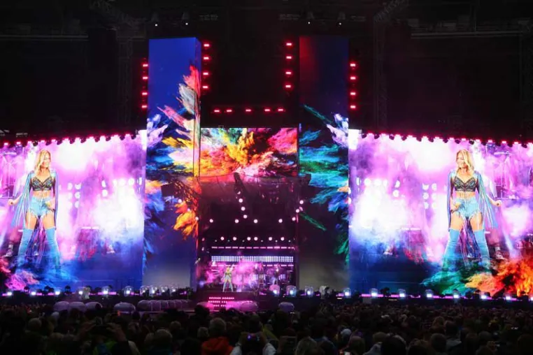 Megaforce entwickelte Custom-Bühne für Stadiontour von Helene Fischer Bild: Megaforce entwickelte Custom-Bühne für Stadiontour von Helene Fischer