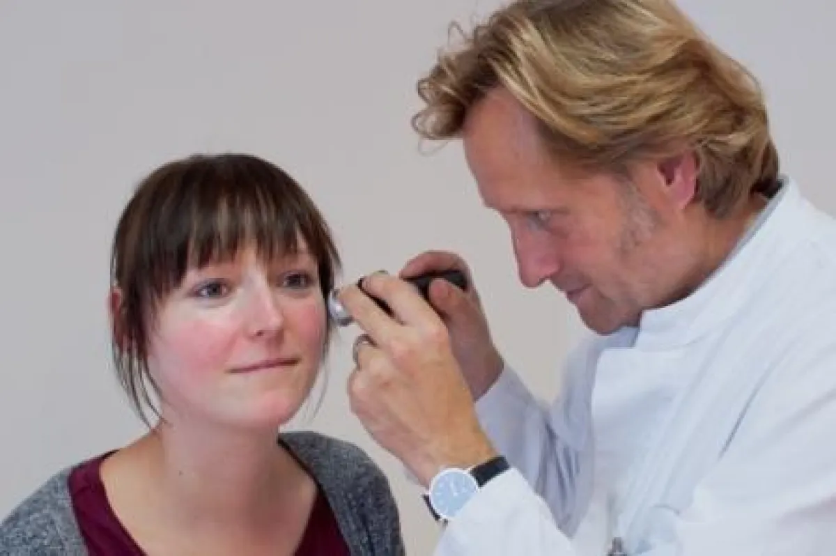 Jennifer leidet unter Rosacea , einer häufigen Hauterkrankung mit anhaltenden Gesichtsrötungen