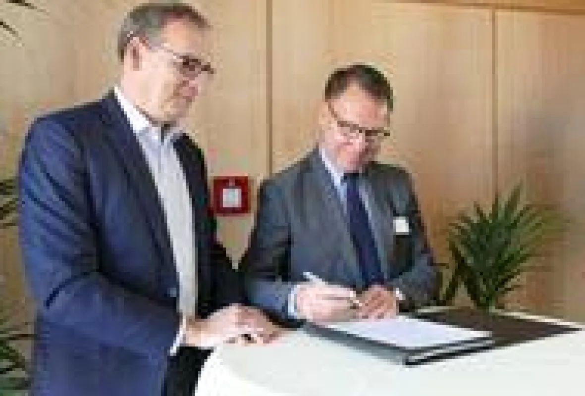 Vertragsunterzeichnung: Karl Knall, GF Math.Tec, und Peter Werzer, Leiter lbase, Axians ICT Austria