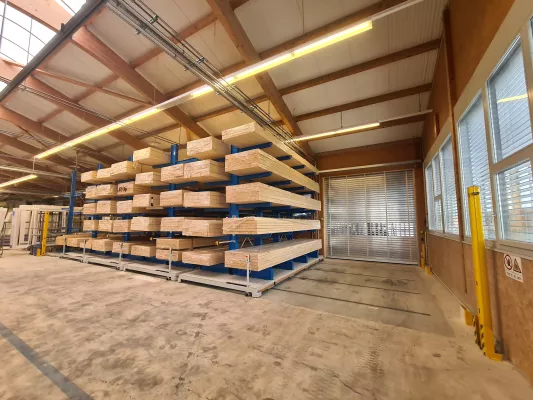 Bild: Optimale Platzausnutzung - Verfahrbare Kragarm-Regalanlage für die Holzlagerung