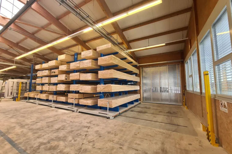 Optimale Platzausnutzung - Verfahrbare Kragarm-Regalanlage für die Holzlagerung Bild: Optimale Platzausnutzung - Verfahrbare Kragarm-Regalanlage für die Holzlagerung