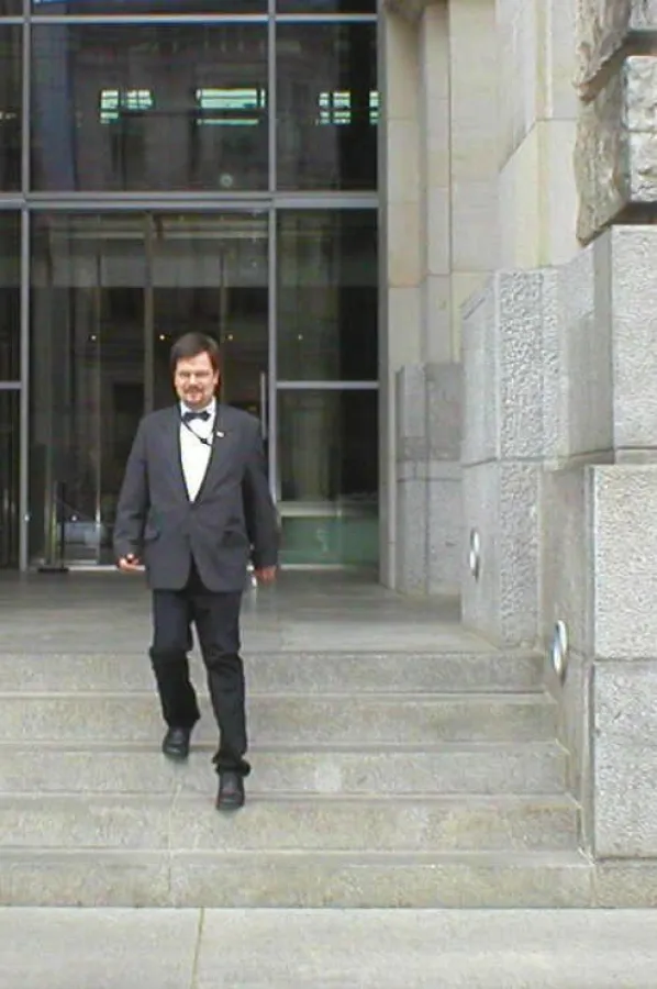 Gefragter Gesprächspartner: Stefan Prystawik, Direktor des Europäischen Antidiskriminierungsrats, verläßt nach den Beratungen das Reichstagsgebäude