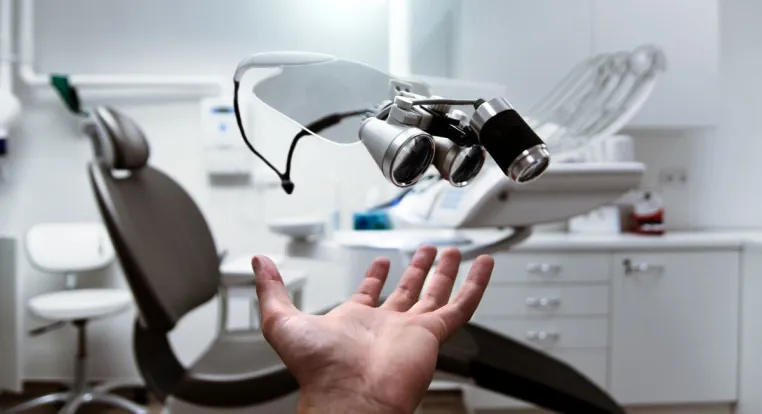 Professionelle Endodontie mit Hilfe eines modernen Dentalmikroskop Bild: Professionelle Endodontie mit Hilfe eines modernen Dentalmikroskop