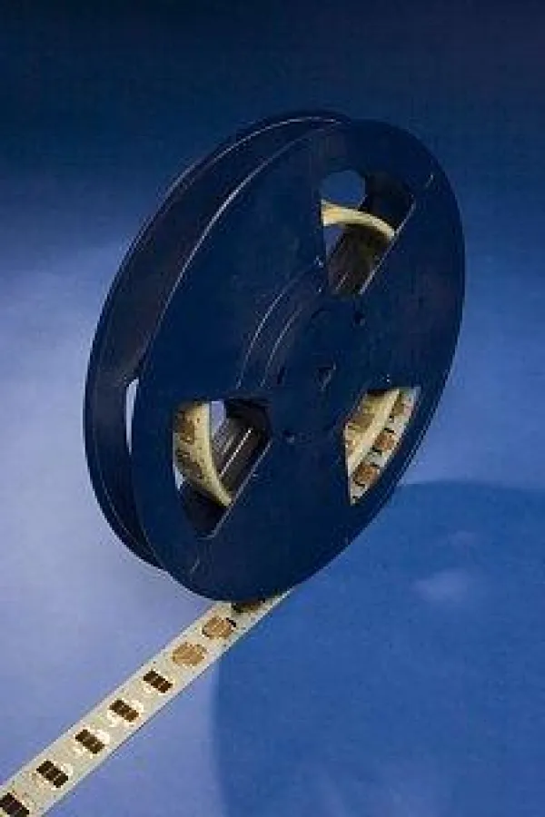 Miniatur-Brennstoffzellen gehen in Serie: Eine hochproduktive Rolle-zu-Rolle-Fertigungstechnik erlaubt die Herstellung von 1.000 bis 2.000 Stück in der Stunde. Foto: Fraunhofer IZM