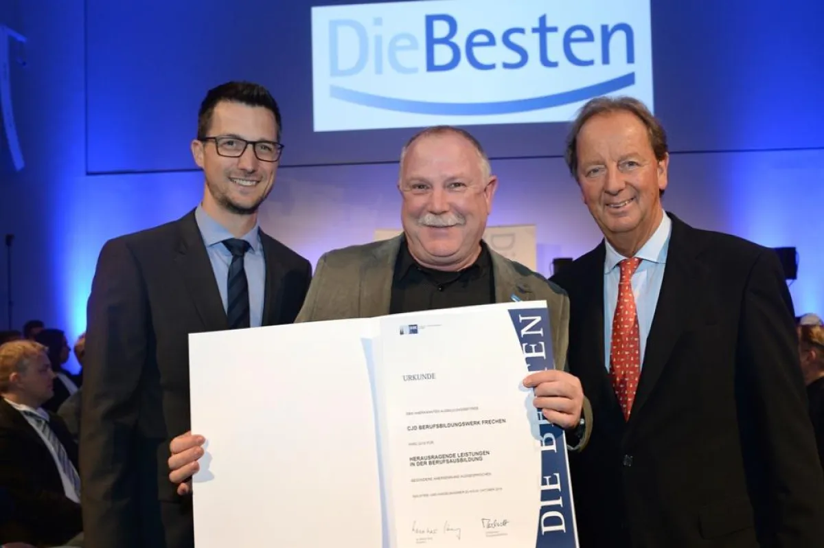 CJD Fachbereichsleiter Uwe Schmitz erhält Urkunde für CJD Frechen als einen der besten Betriebe