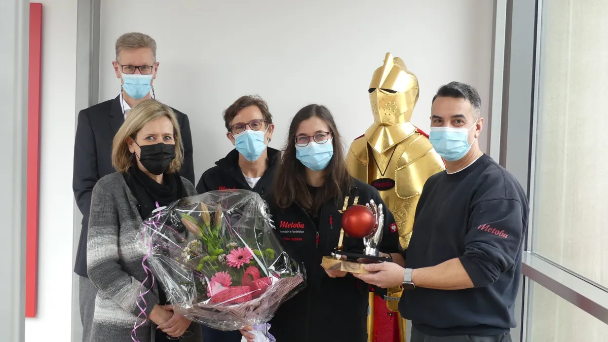 Dr. Sven Hering u. Thorsten Hering (v. li.), K. Pulios u. A. Woitschig gratulieren M. Dreisbach     