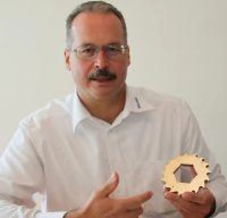 Andreas Riess mit einem Schneidrad eines