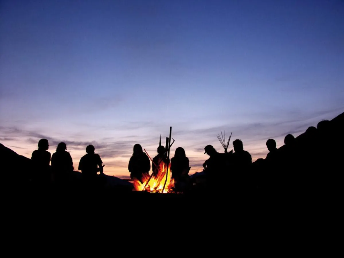Stimmungsvolles Lagerfeuer am Abend beim Abenteuer- und Lerncamp
