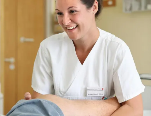 Bild: Der Kniff mit dem Griff: So lernen Physiotherapie-Schüler am UKR