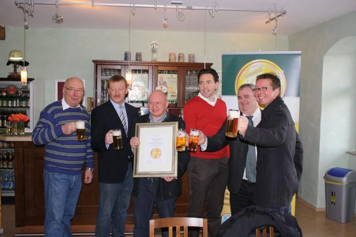 Bildunterschrift: v. li.: Verkaufsleiter Lothar Böhm, 2. Bürgermeister von Ochsenfurt Peter Juks, Ga