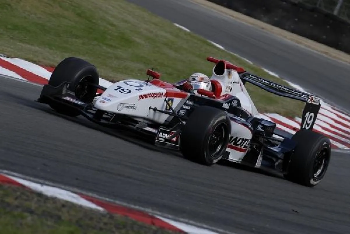 Tim Sandtler in Brands Hatch.