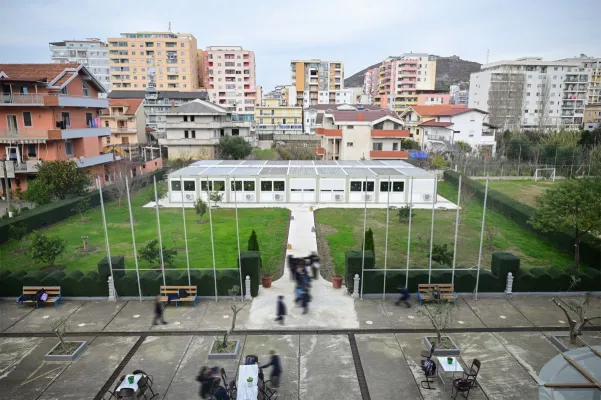 Bild: ELA Schulcontainer für den Ausbau einer Schule in Albanien