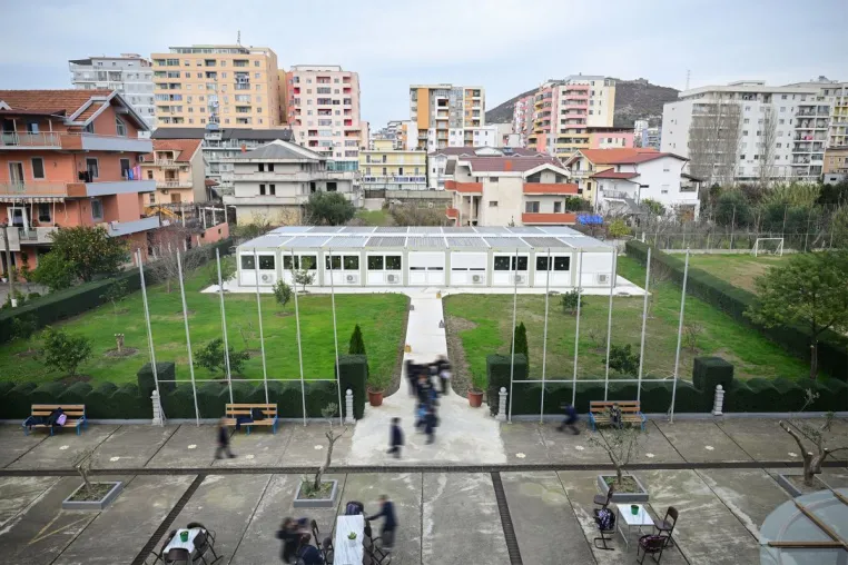 Bild: ELA Schulcontainer für den Ausbau einer Schule in Albanien
