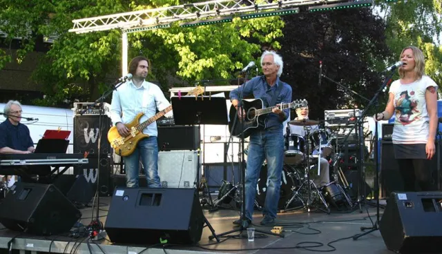 „Rheinische“ feiert Schulfest am 16. Mai: Lehrerband und Rockgruppe T.O.I sorgen für Party-Stimmung Bild: „Rheinische“ feiert Schulfest am 16. Mai: Lehrerband und Rockgruppe T.O.I sorgen für Party-Stimmung