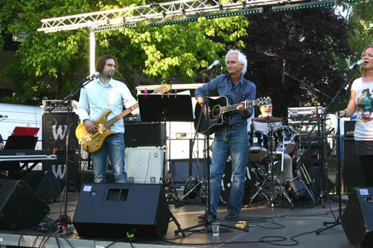 „Rheinische“ feiert Schulfest am 16. Mai: Lehrerband und Rockgruppe T.O.I sorgen für Party-Stimmung Bild: „Rheinische“ feiert Schulfest am 16. Mai: Lehrerband und Rockgruppe T.O.I sorgen für Party-Stimmung