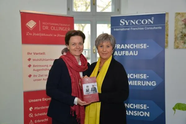 Rechtsanwältin und Franchiserechts-Expertin Nina Ollinger präsentiert ihr neues Buch „der Franchisevertrag“ Bild: Rechtsanwältin und Franchiserechts-Expertin Nina Ollinger präsentiert ihr neues Buch „der Franchisevertrag“