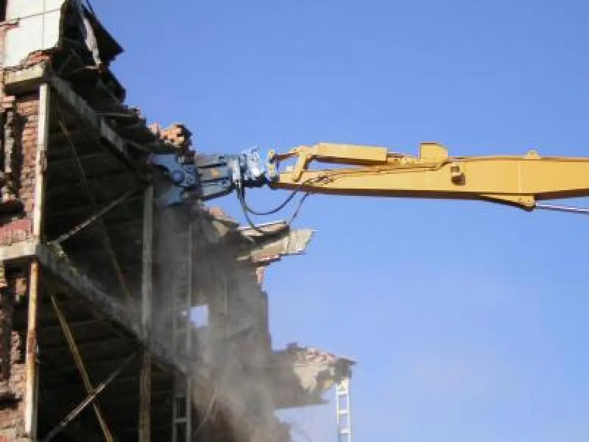 Universalprozessor CU 2700 mit Wechselkiefer CB (Betonschere) an einer Longfrontausrüstung