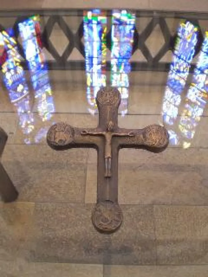 Unter dem Dach der Zwölf-Apostel-Kirche wird am Abend ein Gedenkgottesdienst für die Opfer des Japan-Erdbebens gefeiert.