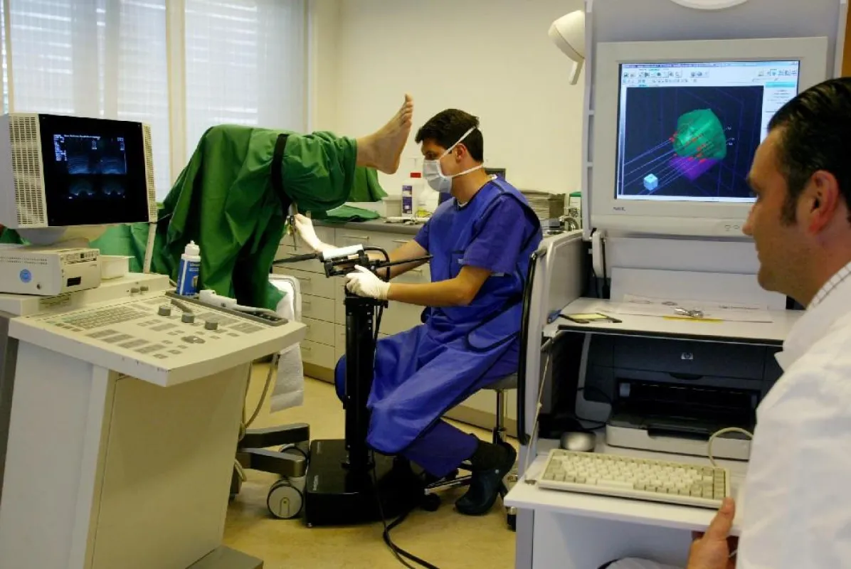 Bei der Brachytherapie werden kleinste Strahlenquellen direkt in die Prostata eingebracht. Der Tumor wird durch die Strahlung gezielt zerstört, ohne das umliegende Gewebe zu schädigen.