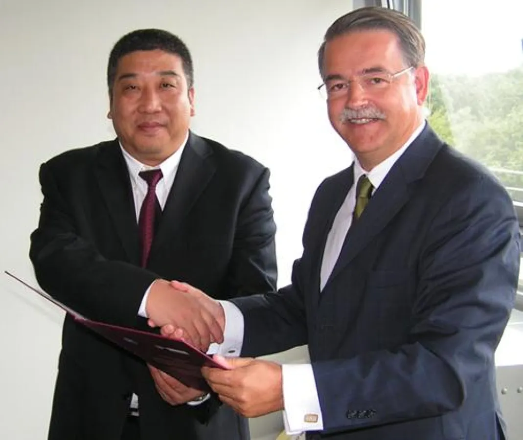 Zusammenarbeit mit Handschlag besiegelt: ZJETP-Präsident Li Schuming und Wirtschaftsakademie-Geschäftsführer Detlef Reeker (v.l.n.r.)