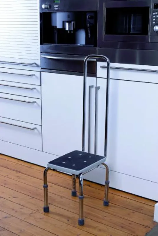 Sorgt für sicheren Stand beim Erreichen der oberen Schrank- und Regalfächer: die AlbertsCare Fußbank