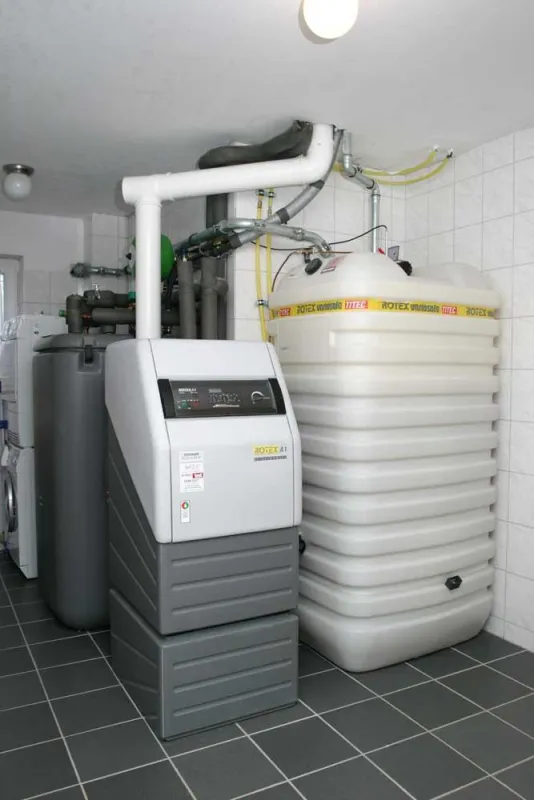Wird jetzt noch stärker gefördert: moderne Ölheizung mit A1-Brennwertkessel, Solarspeicher und 1000 Liter Lagertank. Foto: ROTEX