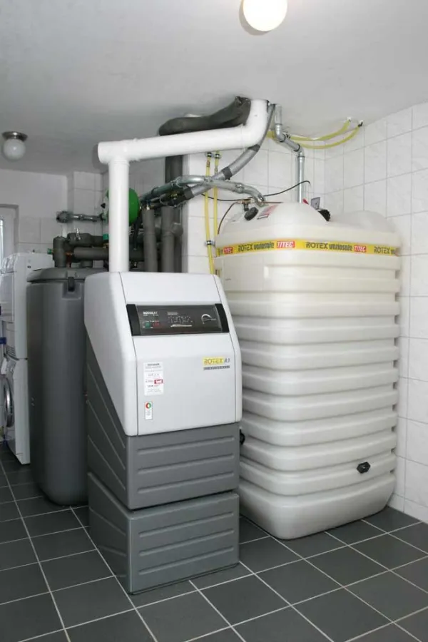 Wird jetzt noch stärker gefördert: moderne Ölheizung mit A1-Brennwertkessel, Solarspeicher und 1000 Liter Lagertank. Foto: ROTEX