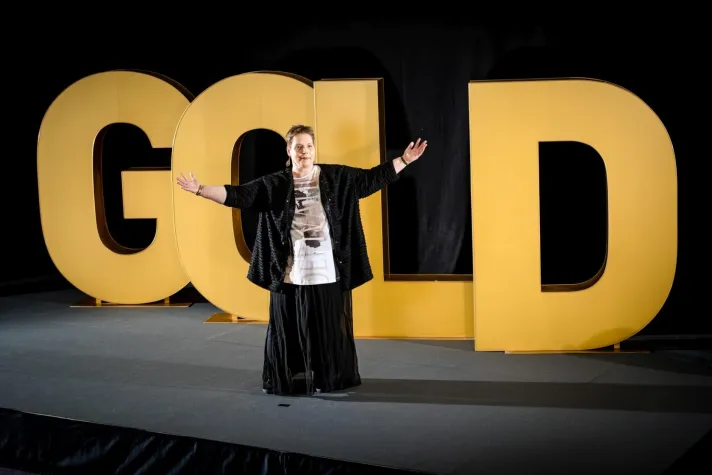 Bild: Pamela Porsch „die für ihre Klienten mit den Worten boxt“ bekam am18.9.2020 den Excellence Award verliehen.