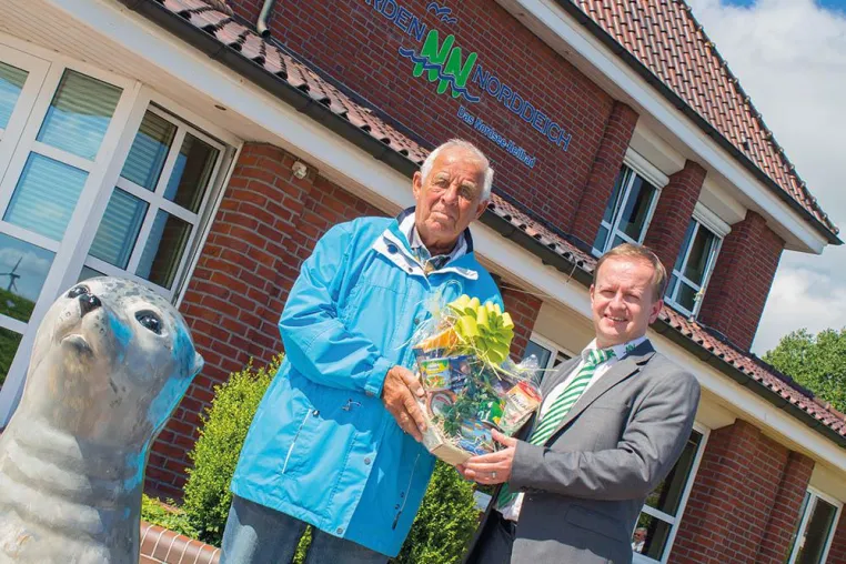 50 Jahre sicher durchs Wattenmeer: Nordseeheilbad Norden-Norddeich ehrt seinen dienstältesten Wattführer Bild: 50 Jahre sicher durchs Wattenmeer: Nordseeheilbad Norden-Norddeich ehrt seinen dienstältesten Wattführer
