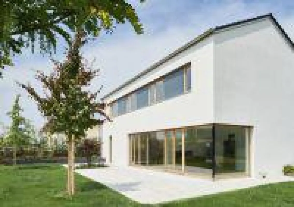 Noch enger verbunden als bei diesem Einfamilienhaus sind die Baustoffe Ziegel und Holz im neuen Mauerziegel