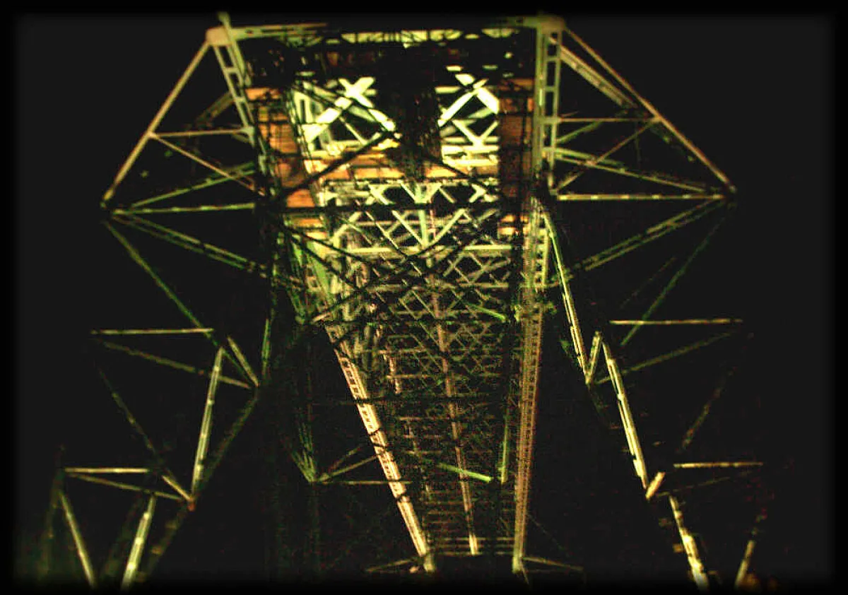 Die Ostener Schwebefähre, angestrahlt bei einer Beleuchtungsübung der Feuerwehren im Frühjahr 2004