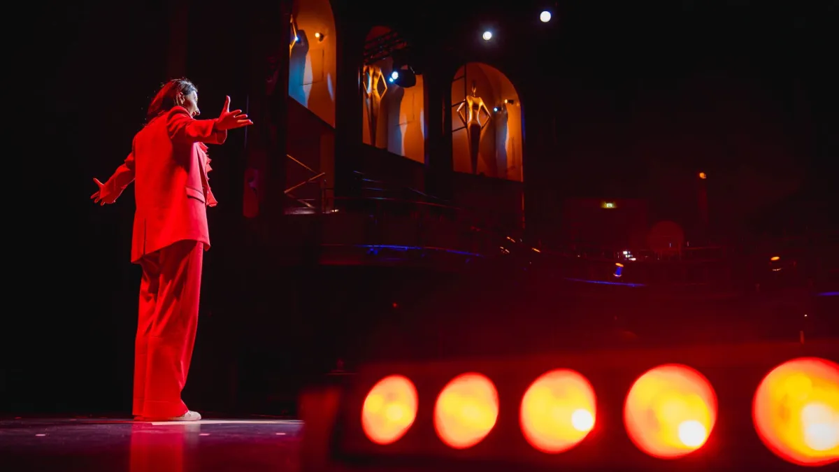 Vortragsrednerin Beate Glöser auf der Bühne (© Beate Glöser)