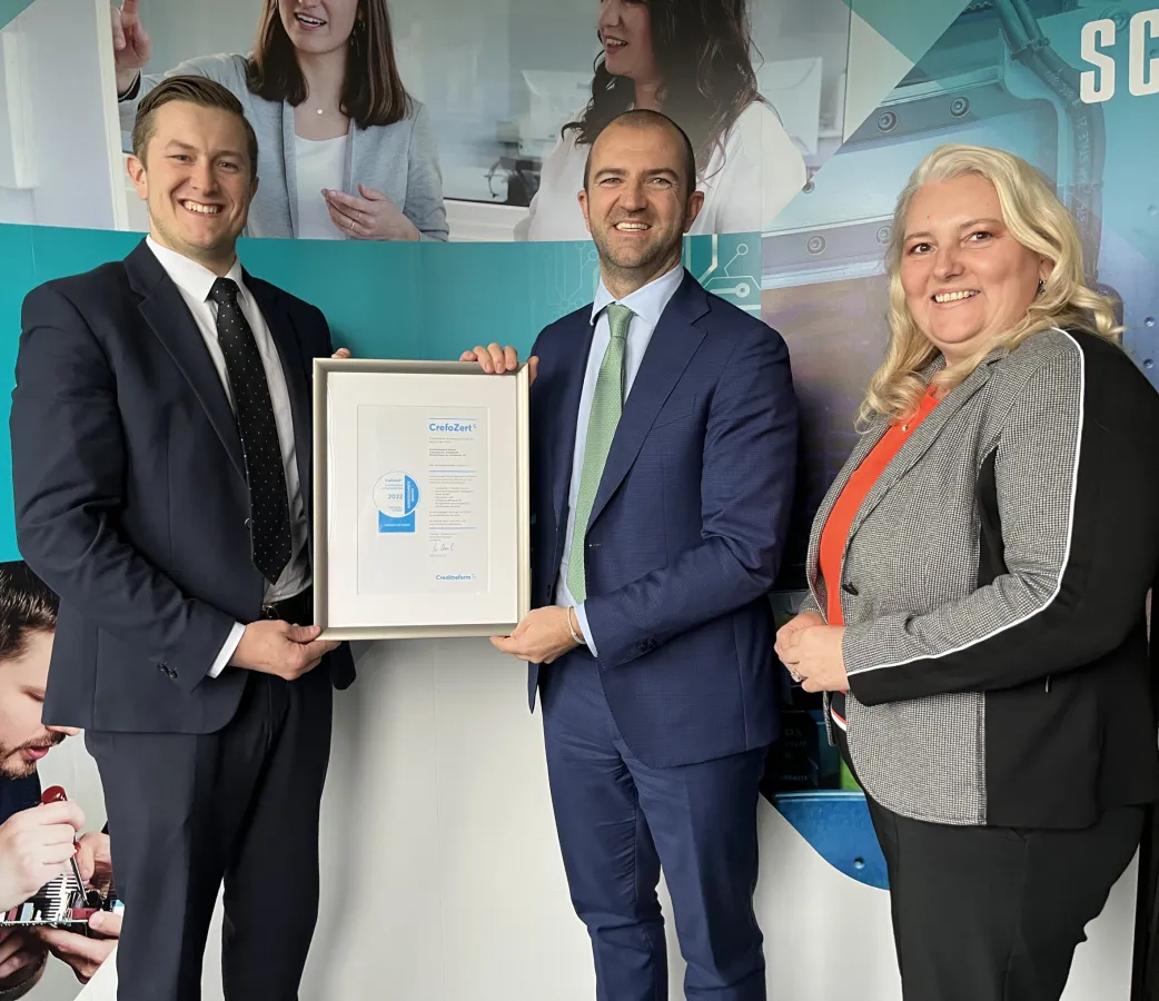 Constantin Bissel (Creditreform), Benedetto Speroni (CEO), Emilia Baghi, Head of Accounting (© Schiederwerk GmbH, Neuburger Str. 40, 90451 Nürnberg, 2023)