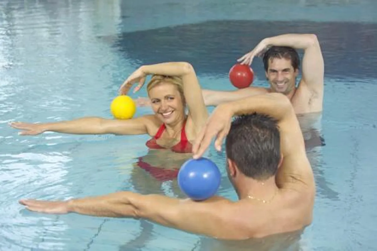 Badekuren senken Gesundheitskosten: Aktuelle wissenschaftliche Studien beweisen: Ambulante Badekuren sind oft wirksamer als teure High-Tech-Medizin und könnten den Krankenkassen Millionen Euro sparen.